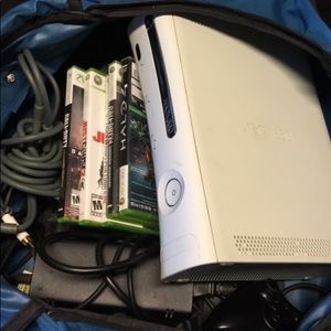 xbox 360 with all cords 7 games & controller